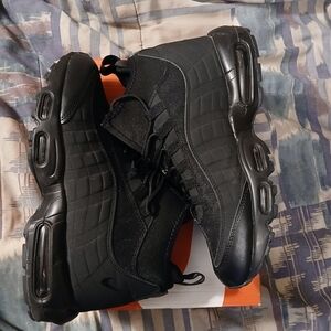 Nike Air Max 95 Triple Black Essential Men’s Hightop Sneakers